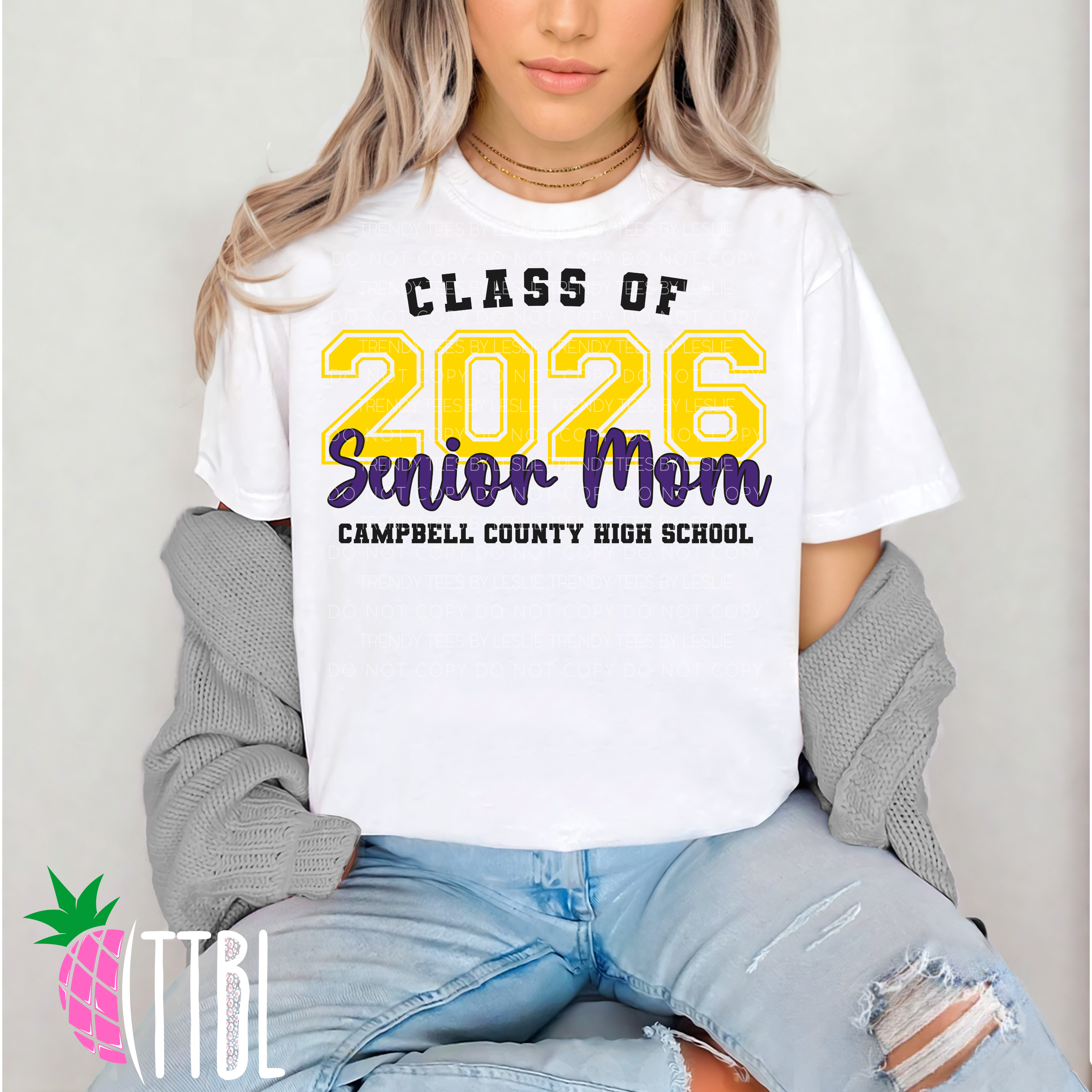 『WORLD HAPPINESS 2026』Tシャツ Lサイズ カラー:エクリュ CCHS Senior Mom 2026 Shirt – trendyteesbyleslie